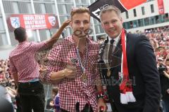 FC Ingolstadt 04 - Meisterfeier - Bundesliga Aufstieg - voller Rathausplatz - Stimmung - Fans - Verleihung Goldene Medaille der Stadt - Oberbürgermeister Dr. Christian Lösel mit Steffen Jainta 24, (FCI)