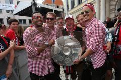 FC Ingolstadt 04 - Meisterfeier - Rathausplatz - Stimmung, Fans Fahnen Schal, Bundesligaaufstieg, voller Rathausplatz, Autogramme Selfies mit Marvin Matip (34, FCI) Cheftrainer Ralph Hasenhüttl (FCI), Fans und rechts Benjamin Hübner (5, FCI)