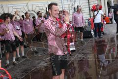 FC Ingolstadt 04 - Meisterfeier - Bundesliga Aufstieg - voller Rathausplatz - Stimmung - Fans - Karl-Heinz Lappe (25, FCI) wird verabschiedet