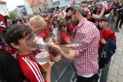 FC Ingolstadt 04 - Meisterfeier - Bundesliga Aufstieg - voller Rathausplatz - Stimmung - Fans - Autogramme und Selfies Fotos mit Torwart Ramazan Özcan (1, FCI)