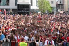 FC Ingolstadt 04 - Meisterfeier - Bundesliga Aufstieg - voller Rathausplatz - Stimmung - Fans - Strasse zum Rathausplatz gefüllt