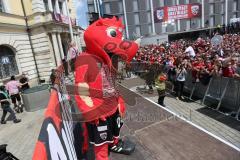 FC Ingolstadt 04 - Meisterfeier - Bundesliga Aufstieg - voller Rathausplatz - Stimmung - Fans - Schanzi Maskottchen