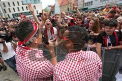 FC Ingolstadt 04 - Meisterfeier - Bundesliga Aufstieg - voller Rathausplatz - Stimmung - Fans - Benjamin Hübner (5, FCI) und Marvin Matip (34, FCI) machen Interviews für Sky und singen mit dem Publikum