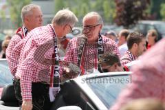 FC Ingolstadt 04 - Meisterfeier - Bundesliga Aufstieg - Rathausplatz - Auto Corso - Frank Dreves, Martin Wagener und rechts Vorsitzender des Vorstandes Peter Jackwerth (FCI)