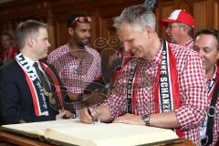 FC Ingolstadt 04 - Meisterfeier - Bundesliga Aufstieg - voller Rathausplatz - Stimmung - Fans - Historischer Sitzungssaal, Eintrag ins Goldene Buch - Geschäftsführer Harald Gärtner (FCI)