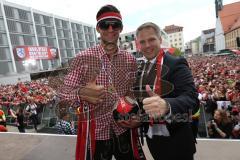 FC Ingolstadt 04 - Meisterfeier - Bundesliga Aufstieg - voller Rathausplatz - Stimmung - Fans - Verleihung Goldene Medaille der Stadt - Oberbürgermeister Dr. Christian Lösel mit Torwart Andre Weis (33,FCI)