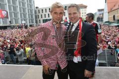 FC Ingolstadt 04 - Meisterfeier - Bundesliga Aufstieg - voller Rathausplatz - Stimmung - Fans - Verleihung Goldene Medaille der Stadt - Oberbürgermeister Dr. Christian Lösel mit Stefan Wannenwetsch (22, FCI)