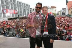 FC Ingolstadt 04 - Meisterfeier - Bundesliga Aufstieg - voller Rathausplatz - Stimmung - Fans - Verleihung Goldene Medaille der Stadt - Oberbürgermeister Dr. Christian Lösel mit Torwart Ramazan Özcan (1, FCI)