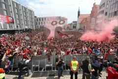 FC Ingolstadt 04 - Meisterfeier - Auto Corso vom Audi Sportpark in die Stadt - Rathausplatz - Stimmung, Fans Fahnen Jubel, Bundesligaaufstieg