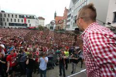 FC Ingolstadt 04 - Meisterfeier - Bundesliga Aufstieg - voller Rathausplatz - Stimmung - Fans - Lukas Hinterseer (16, FCI) singt