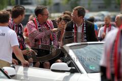 FC Ingolstadt 04 - Meisterfeier - Auto Corso vom Audi Sportpark in die Stadt - Franz Spitzauer im Gespräch mit Audi Vorstand Axel Strotbek Bundesligaaufstieg