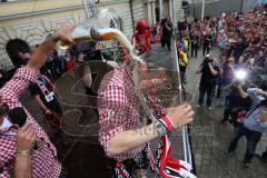 FC Ingolstadt 04 - Meisterfeier - Rathausplatz - Stimmung, Fans Fahnen Schal, Bundesligaaufstieg Welle mit Ralph Gunesch (26, FCI) Bierdusche