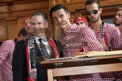 FC Ingolstadt 04 - Meisterfeier - Bundesliga Aufstieg - voller Rathausplatz - Stimmung - Fans - Historischer Sitzungssaal, Eintrag ins Goldene Buch - Oberbürgermeister Dr. Christian Lösel mit Alfredo Morales (6, FCI)