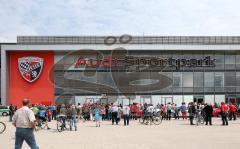 FC Ingolstadt 04 - Meisterfeier - Auto Corso vom Audi Sportpark in die Stadt - Zuschauer Fans Bundesligaaufstieg