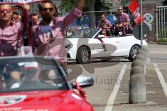 FC Ingolstadt 04 - Meisterfeier - Auto Corso vom Audi Sportpark in die Stadt - Paradeplatz Zuschauer Bundesligaaufstieg