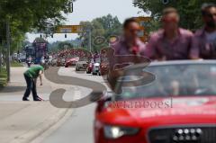 FC Ingolstadt 04 - Meisterfeier - Auto Corso vom Audi Sportpark in die Stadt - Start Manchinger Strasse Zuschauer Bundesligaaufstieg