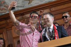 FC Ingolstadt 04 - Meisterfeier - Bundesliga Aufstieg - voller Rathausplatz - Stimmung - Fans - Historischer Sitzungssaal, Eintrag ins Goldene Buch - Oberbürgermeister Dr. Christian Lösel Selfie mit Alfredo Morales (6, FCI)