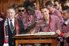 FC Ingolstadt 04 - Meisterfeier - Bundesliga Aufstieg - voller Rathausplatz - Stimmung - Fans - Historischer Sitzungssaal, Eintrag ins Goldene Buch - Oberbürgermeister Dr. Christian Lösel Thomas Pledl (30, FCI)