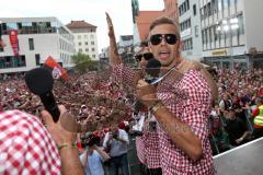 FC Ingolstadt 04 - Meisterfeier - Bundesliga Aufstieg - voller Rathausplatz - Stimmung - Fans - Lukas Hinterseer (16, FCI) singt