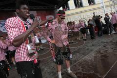 FC Ingolstadt 04 - Meisterfeier - Bundesliga Aufstieg - voller Rathausplatz - Stimmung - Fans - Torwart Andre Weis (33,FCI) wird verabschiedet, Tränen, links Danny da Costa (21, FCI)