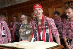 FC Ingolstadt 04 - Meisterfeier - Bundesliga Aufstieg - voller Rathausplatz - Stimmung - Fans - Historischer Sitzungssaal, Eintrag ins Goldene Buch - Leon Jessen (2, FCI)