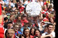 FC Ingolstadt 04 - Meisterfeier - Rathausplatz - Stimmung, Fans Fahnen Schal, Bundesligaaufstieg Meisterschale Autogramme