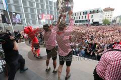 FC Ingolstadt 04 - Meisterfeier - Bundesliga Aufstieg - voller Rathausplatz - Stimmung - Fans - Verleihung Goldene Medaille der Stadt - Marvin Matip (34, FCI) und Cheftrainer Ralph Hasenhüttl (FCI) mit Meisterschale