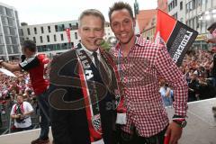 FC Ingolstadt 04 - Meisterfeier - Bundesliga Aufstieg - voller Rathausplatz - Stimmung - Fans - Verleihung Goldene Medaille der Stadt - Oberbürgermeister Dr. Christian Lösel mit Karl-Heinz Lappe (25, FCI)