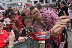 FC Ingolstadt 04 - Meisterfeier - Rathausplatz - Stimmung, Fans Fahnen Schal, Bundesligaaufstieg, Voller Rathausplatz, Ralph Gunesch (26, FCI) Autogramme Selfies