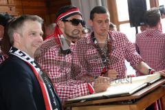 FC Ingolstadt 04 - Meisterfeier - Bundesliga Aufstieg - voller Rathausplatz - Stimmung - Fans - Historischer Sitzungssaal, Eintrag ins Goldene Buch - Oberbürgermeister Dr. Christian Lösel und Torwart Andre Weis (33,FCI)