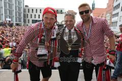 FC Ingolstadt 04 - Meisterfeier - Bundesliga Aufstieg - voller Rathausplatz - Stimmung - Fans - Verleihung Goldene Medaille der Stadt - Oberbürgermeister Dr. Christian Lösel mit links Tobias Levels (28, FCI) und Michael Zant (13, FCI)