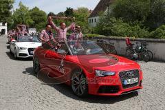 FC Ingolstadt 04 - Meisterfeier - Auto Corso vom Audi Sportpark in die Stadt - Paradeplatz Zuschauer Thomas Pledl (30, FCI) Max Christiansen (19, FCI) Torwart Ramazan Özcan (1, FCI) Bundesligaaufstieg