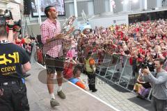 FC Ingolstadt 04 - Meisterfeier - Bundesliga Aufstieg - voller Rathausplatz - Stimmung - Fans - Verleihung Goldene Medaille der Stadt - Marvin Matip (34, FCI) mit Meisterschale