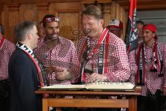 FC Ingolstadt 04 - Meisterfeier - Bundesliga Aufstieg - voller Rathausplatz - Stimmung - Fans - Historischer Sitzungssaal, Eintrag ins Goldene Buch - Oberbürgermeister Dr. Christian Lösel mit Marvin Matip (34, FCI) und Cheftrainer Ralph Hasenhüttl (FCI)