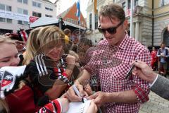 FC Ingolstadt 04 - Meisterfeier - Rathausplatz - Stimmung, Fans Fahnen Schal, Bundesligaaufstieg, voller Rathausplatz, Autogramme Selfies mit Cheftrainer Ralph Hasenhüttl (FCI)