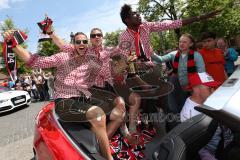 FC Ingolstadt 04 - Meisterfeier - Auto Corso vom Audi Sportpark in die Stadt - Paradeplatz Torwart Christian Ortag (39, FCI) und rechts Danny da Costa (21, FCI) Bundesligaaufstieg