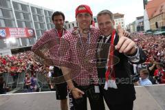 FC Ingolstadt 04 - Meisterfeier - Bundesliga Aufstieg - voller Rathausplatz - Stimmung - Fans - Verleihung Goldene Medaille der Stadt - Leon Jessen (2, FCI)