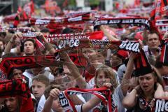 FC Ingolstadt 04 - Meisterfeier - Rathausplatz - Stimmung, Fans Fahnen Schal, Bundesligaaufstieg, Voller Rathausplatz