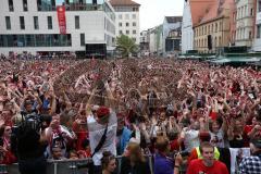 FC Ingolstadt 04 - Meisterfeier - Rathausplatz - Stimmung, Fans Fahnen Schal, Bundesligaaufstieg Welle