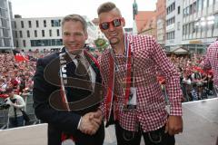 FC Ingolstadt 04 - Meisterfeier - Bundesliga Aufstieg - voller Rathausplatz - Stimmung - Fans - Verleihung Goldene Medaille der Stadt - Oberbürgermeister Dr. Christian Lösel mit Max Christiansen (19, FCI)