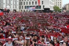 FC Ingolstadt 04 - Meisterfeier - Rathausplatz - Stimmung, Fans Fahnen Schal, Bundesligaaufstieg, Voller Rathausplatz