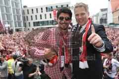 FC Ingolstadt 04 - Meisterfeier - Bundesliga Aufstieg - voller Rathausplatz - Stimmung - Fans - Verleihung Goldene Medaille der Stadt - Oberbürgermeister Dr. Christian Lösel mit Almog Cohen (36, FCI)