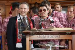 FC Ingolstadt 04 - Meisterfeier - Bundesliga Aufstieg - voller Rathausplatz - Stimmung - Fans - Historischer Sitzungssaal, Eintrag ins Goldene Buch - Oberbürgermeister Dr. Christian Lösel und Danilo Soares Teodoro (15, FCI)