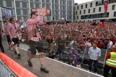 FC Ingolstadt 04 - Meisterfeier - Rathausplatz - Stimmung, Fans Fahnen Schal, Cheftrainer Ralph Hasenhüttl (FCI) kommt auf die Bühne Bundesligaaufstieg