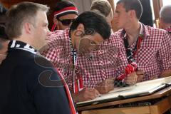 FC Ingolstadt 04 - Meisterfeier - Bundesliga Aufstieg - voller Rathausplatz - Stimmung - Fans - Historischer Sitzungssaal, Eintrag ins Goldene Buch - Andre Mijatović (4, FCI)