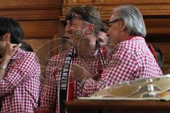 FC Ingolstadt 04 - Meisterfeier - Bundesliga Aufstieg - voller Rathausplatz - Stimmung - Fans - Historischer Sitzungssaal, Eintrag ins Goldene Buch - Cheftrainer Ralph Hasenhüttl (FCI) Vorsitzender des Vorstandes Peter Jackwerth (FCI)