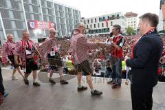 FC Ingolstadt 04 - Meisterfeier - Rathausplatz - Stimmung, Fans Fahnen Schal, Verleihung Goldene Medaille der Stadt, Oberbürgermeister Christian Lösel und Vorsitzender des Vorstandes Peter Jackwerth (FCI), Frank Dreves, Martin Wagener, Alfred Lehmann Bund