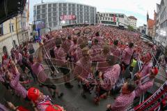 FC Ingolstadt 04 - Meisterfeier - Rathausplatz - Stimmung, Fans Fahnen Schal, Mannschaft feiert vor den Fans Bundesligaaufstieg