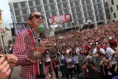 FC Ingolstadt 04 - Meisterfeier - Rathausplatz - Stimmung, Fans Fahnen Schal, Cheftrainer Ralph Hasenhüttl (FCI) nach Bierdusche singt mit den Fans Bundesligaaufstieg