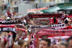 FC Ingolstadt 04 - Meisterfeier - Bundesliga Aufstieg - voller Rathausplatz - Stimmung - Fans - 9000 Zuschauer Fans zeiogen ihre Fanschals